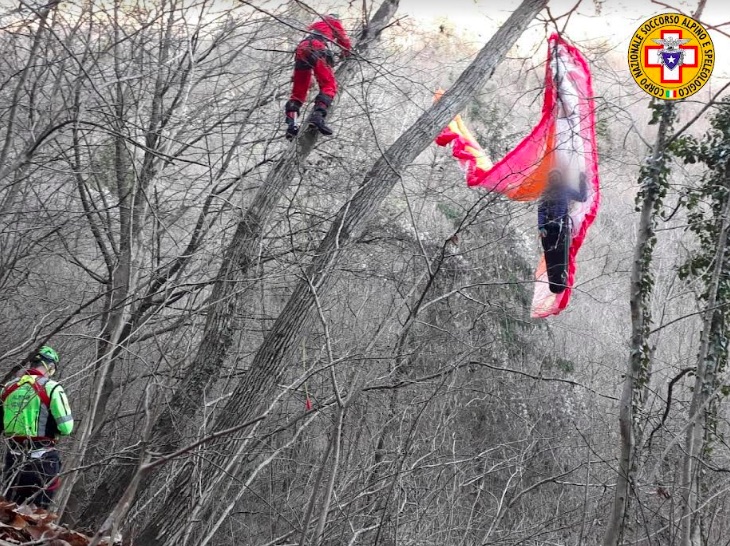Pilota di parapendio miracolato precipita sul bosco secco ai piedi del Grappa e rimane sospeso