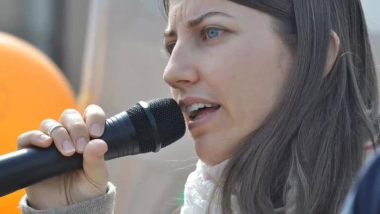 Silvia Benedetti  (ManifestA): «Invece di condannare le molestie è nato un dibattito disgustoso sui fischi di apprezzamento»