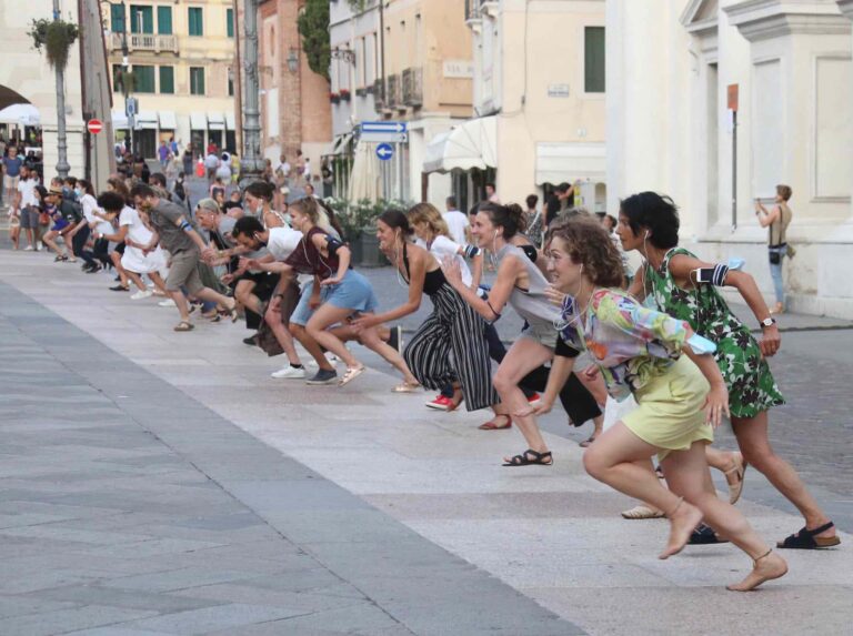 Shape.it a Bassano del Grappa:  200 studenti danzano geolocalizzati per riscoprire lo spazio urbano