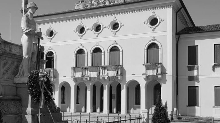 Galliera Veneta, la forestale interviene per ridurre il rischio incendi in un fondo riempito «illecitamente» di scarti tessili provenienti dal distretto di Prato