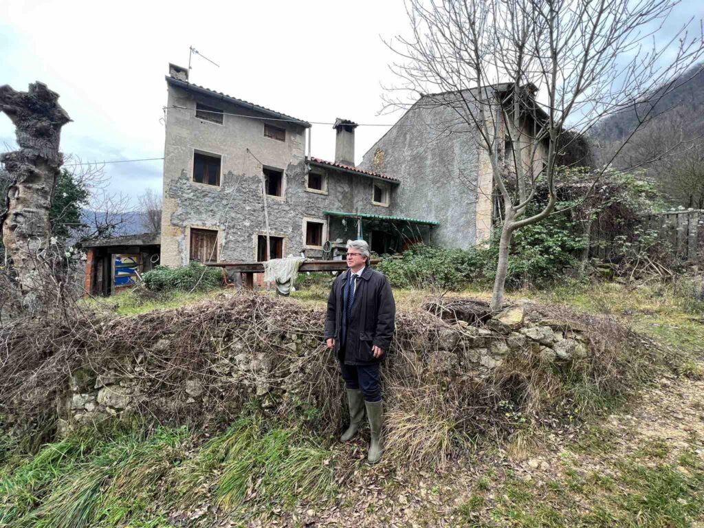 Andrea Zanoni a Zovencedo davanti alla casa di Mauro Pretto