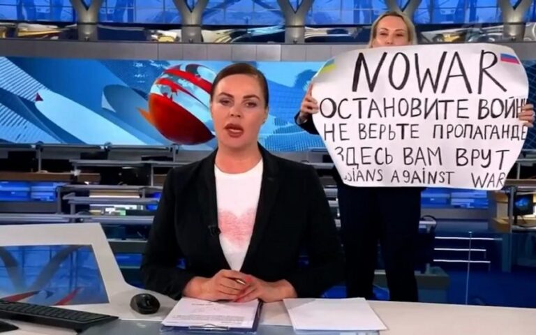 Ovsyannikova fatta fuggire dalla Russia da Reporters Sans Frontières: “Marina incarna la resistenza alla propaganda del regime di Putin” [VIDEO]