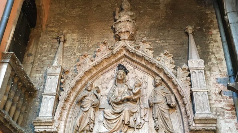 Venezia, il guano assedia il portale gotico a San Zaccaria: esposto alle Belle arti